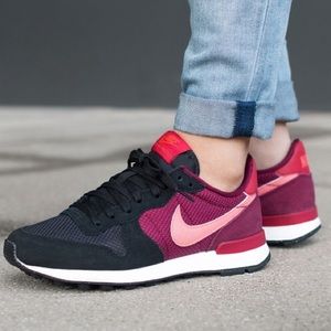 Like new NIKE internationalist sneakers sz 6.5